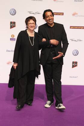 Annette Zypries und Cherno Jobatey beim Echo 2011 - dem Deutschen Musikpreis am Roten Teppich in der Messe Berlin am Funkturm. Es ist der 20. Echo. 20 Jahre Echo. Copyright: xEventpress Herrmannx
