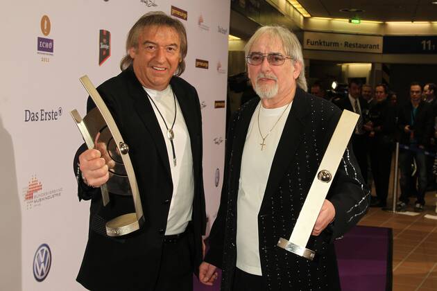Preistraeger Amigos beim Echo 2011 - dem Deutschen Musikpreis an der Preistraeger Wand in der Messe Berlin am Funkturm. Es ist der 20. Echo. 20 Jahre Echo. Copyright: xEventpress Herrmannx