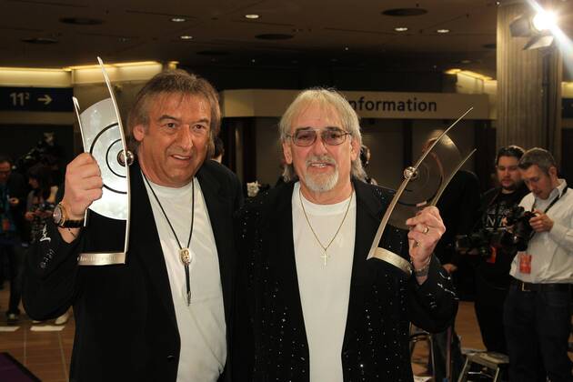 Preistraeger Amigos beim Echo 2011 - dem Deutschen Musikpreis an der Preistraeger Wand in der Messe Berlin am Funkturm. Es ist der 20. Echo. 20 Jahre Echo. Copyright: xEventpress Herrmannx