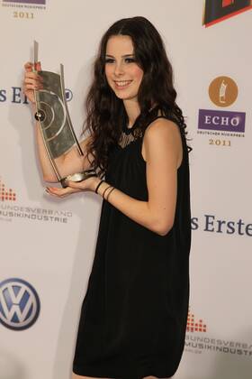 Preistraegerin Lena Meyer-Landrut beim Echo 2011 - dem Deutschen Musikpreis an der Preistraeger Wand in der Messe Berlin am Funkturm. Es ist der 20. Echo. 20 Jahre Echo. Copyright: xEventpress Herrmannx