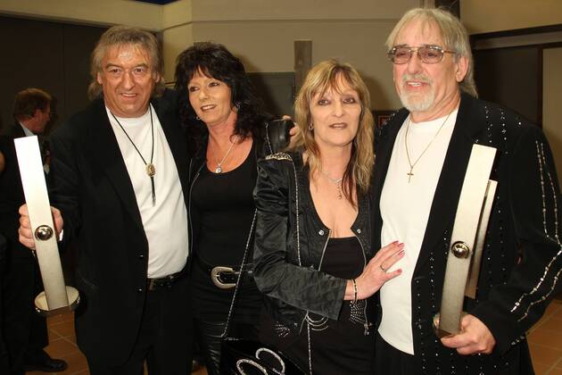 Preistraeger Amigos mit Frauen beim Echo 2011 - dem Deutschen Musikpreis an der Preistraeger Wand in der Messe Berlin am Funkturm. Es ist der 20. Echo. 20 Jahre Echo. Copyright: xEventpress Herrmannx