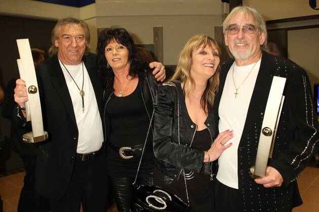 Preistraeger Amigos mit Frauen beim Echo 2011 - dem Deutschen Musikpreis an der Preistraeger Wand in der Messe Berlin am Funkturm. Es ist der 20. Echo. 20 Jahre Echo. Copyright: xEventpress Herrmannx