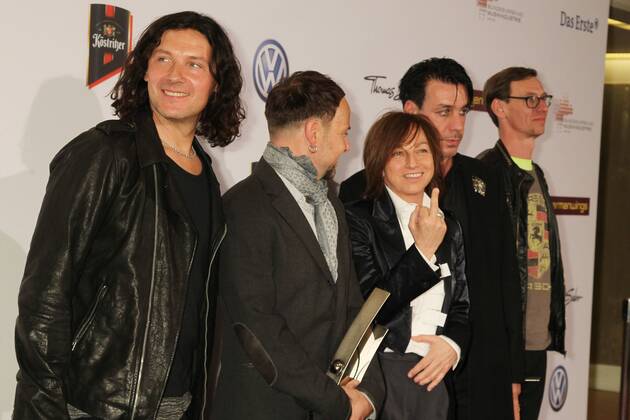 Gianna Nannini mit Ramstein beim Echo 2011 - dem Deutschen Musikpreis an der Preistraeger Wand in der Messe Berlin am Funkturm. Es ist der 20. Echo. 20 Jahre Echo. Copyright: xEventpress Herrmannx