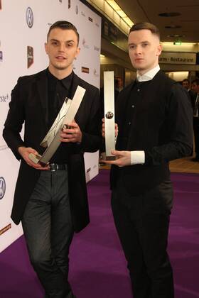 Preistraeger Hurts beim Echo 2011 - dem Deutschen Musikpreis an der Preistraeger Wand in der Messe Berlin am Funkturm. Es ist der 20. Echo. 20 Jahre Echo. Copyright: xEventpress Herrmannx
