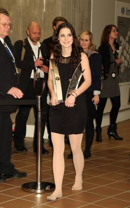 Preisträgerin Lena drückten die Schuhe bei der Verleihung des Musikpreis der Echo 2011 in den Messehallen am Funkturm in Berlin Copyright: xEventpressxHerrmannx