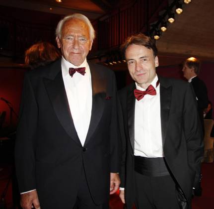Ehrenpreistraeger Wolf Schneider und Giovanni di Lorenzo bei der Party beim Henri Nannen Preis 2011 im Deutschen Schauspielhaus in Hamburg ein Preis des Stern und von Gruner + Jahr AG und Co KG . Copyright: xEventpressxRadkex
