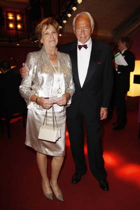 Ehrenpreistraeger Wolf Schneider und Frau Lilo bei der Party beim Henri Nannen Preis 2011 im Deutschen Schauspielhaus in Hamburg ein Preis des Stern und von Gruner + Jahr AG und Co KG . Copyright: xEventpressxRadkex