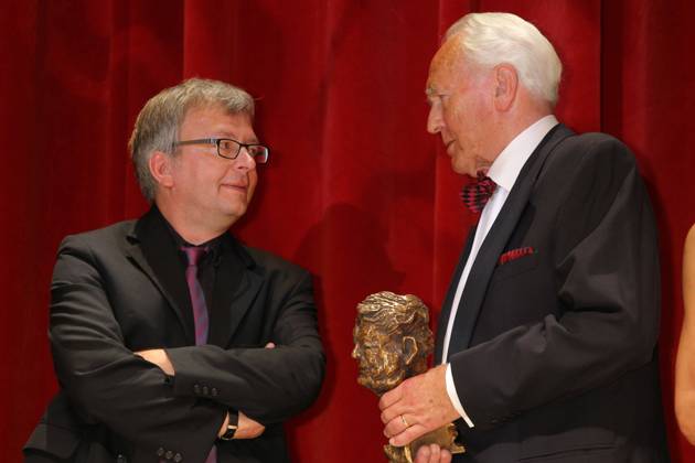 Ehrenpreistraeger Wolf Schneider und Preistraeger Humor Hans Zippert bei der Party beim Henri Nannen Preis 2011 im Deutschen Schauspielhaus in Hamburg ein Preis des Stern und von Gruner + Jahr AG und Co KG . Copyright: xEventpressxHerrmannx