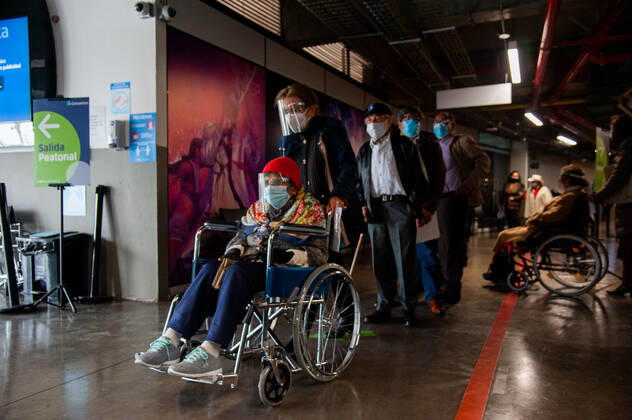 Coronavirus in Kolumbien, Impfungen in Bogota Elder citizens over the age of 80 wait in line to receive the novel Coronavirus Vaccine of CoronaVac manufactured by Sinovac. In Bogota, Colombia on March 9, 2021 after Colombia started vaccination to elder citizens over 80 with the Sinovac, CoronaVac Vaccine against the novel Coronavirus Pandemic. Bogota Movistar Arena Cundinamarca Colombia Copyright: xChepaxBeltranx CHE_ELDERVAC_20210309003