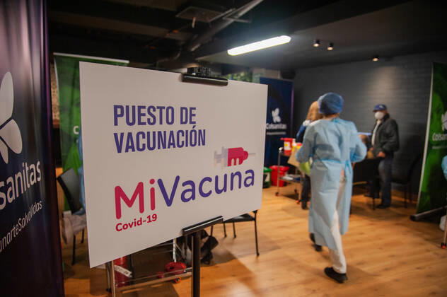 Coronavirus in Kolumbien, Impfungen in Bogota A sign of Mi Vacuna campaing for COVID-19 vaccination in Colombia reads Vaccination point In Bogota, Colombia on March 9, 2021 after Colombia started vaccination to elder citizens over 80 with the Sinovac, CoronaVac Vaccine against the novel Coronavirus Pandemic. Bogota Movistar Arena Cundinamarca Colombia Copyright: xChepaxBeltranx CHE_ELDERVAC_20210309019