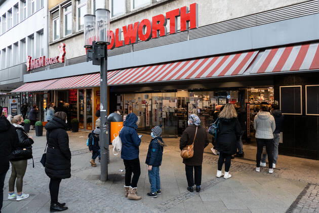 (210309) -- BERLIN, March 9, 2021 -- People queue to enter a store in Berlin, Germany, on March 9, 2021. Stores in Berlin were allowed to reopen with hygienic requirements and restrictions on Tuesday. (Photo by Xinhua) GERMANY-BERLIN-COVID-19-STORES-REOPENING StefanxZeitz 