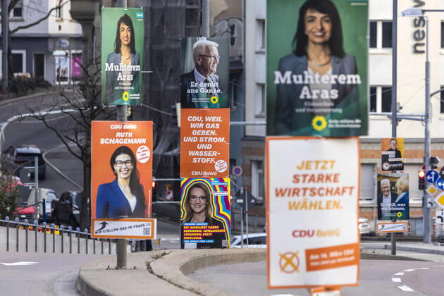 LTW BW 2021. Wahlplakate der Partei Die Grünen mit Spitzenkandidat und Ministerpräsident Winfried Kretschmann. 09.03.2021: Deutschland, Baden-Württemberg, Stuttgart.