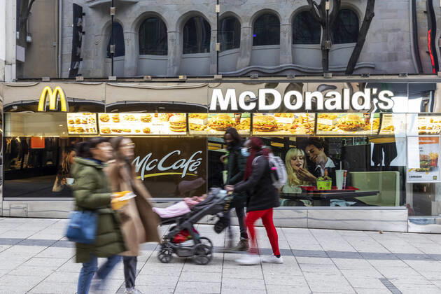 Einkaufsstraße im Lockdown-Modus. McDonalds in der Marienstraße Stuttgart. 09.03.2021: Deutschland, Baden-Württemberg, Stuttgart.