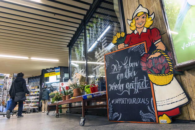 Supportyourlocals. Werbeaufsteller in einem Blumengeschäft in Stuttgart. 09.03.2021: Deutschland, Baden-Württemberg, Stuttgart.