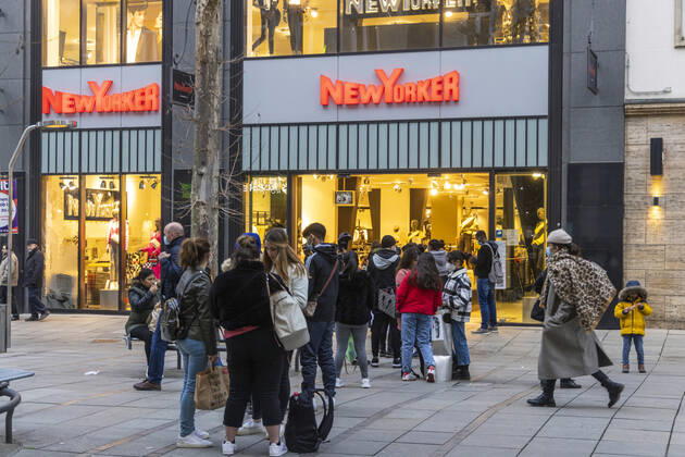 Shopping in Zeiten von Corona. New Yorker in der Stuttgarter Fußgängerzone Königstraße. 09.03.2021: Deutschland, Baden-Württemberg, Stuttgart.