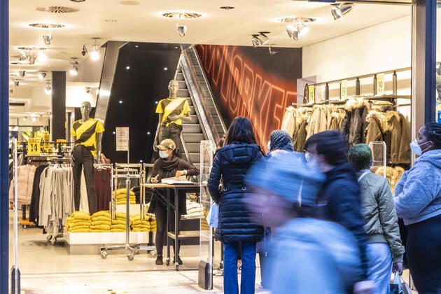 Shopping in Zeiten von Corona. New Yorker in der Stuttgarter Fußgängerzone Königstraße. 09.03.2021: Deutschland, Baden-Württemberg, Stuttgart.