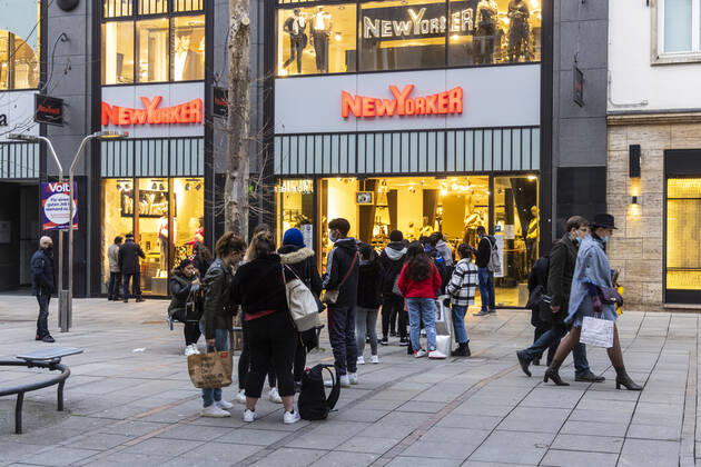 Shopping in Zeiten von Corona. New Yorker in der Stuttgarter Fußgängerzone Königstraße. 09.03.2021: Deutschland, Baden-Württemberg, Stuttgart.