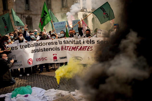 March 10, 2021, Barcelona, Spain: Healthcare workers protest amid smoke as they gather in Barcelona to demand an improvement in their working conditions aggravated by the coronavirus pandemic. Barcelona Spain - ZUMAb137 20210310_zap_b137_005 Copyright: xJordixBoixareux