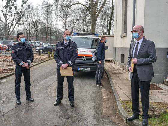 Impftermin bei der Polizeidirektion Hannover Polizeipräsident Volker Kluwe informiert die Pressevertreter über den Impfablauf für ca. 2.300 Polizeibedienstete der Polizeidirektion Hannover Copyright: xBerndxGüntherx