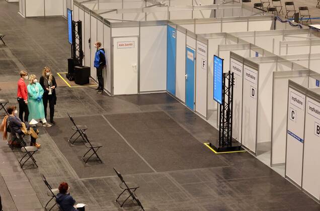 Erfurt - Eröffnung Impfzentrum 10.03.2021 , Erfurt, Messehalle, Impfzentrum Mittelthüringen, Eröffnung des Impfzentrums im Bild: Wartebereich und Impfkabinen