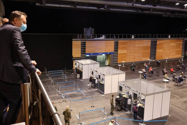 Erfurt - Eröffnung Impfzentrum 10.03.2021 , Erfurt, Messehalle, Impfzentrum Mittelthüringen, Eröffnung des Impfzentrums im Bild: Messe-Chef Michael Kynast blickt in das Impfzentrum
