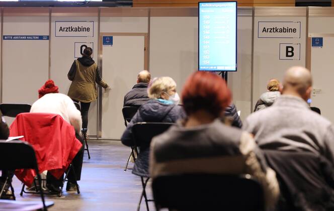 Erfurt - Eröffnung Impfzentrum 10.03.2021 , Erfurt, Messehalle, Impfzentrum Mittelthüringen, Eröffnung des Impfzentrums im Bild: Wartebereich vor den Impfkabinen