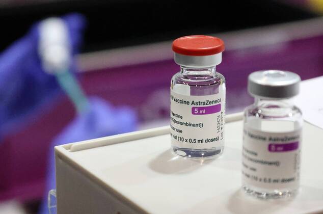 Erfurt - Eröffnung Impfzentrum 10.03.2021 , Erfurt, Messehalle, Impfzentrum Mittelthüringen, Eröffnung des Impfzentrums im Bild: Flaschen mit dem Impfstoff AstraZeneca