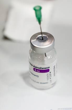 Erfurt - Eröffnung Impfzentrum 10.03.2021 , Erfurt, Messehalle, Impfzentrum Mittelthüringen, Eröffnung des Impfzentrums im Bild: Kanüle in einer Flasche mit dem Impfstoff AstraZeneca