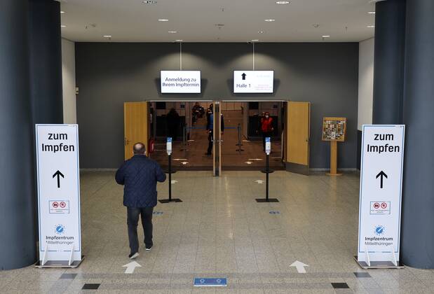 Erfurt - Eröffnung Impfzentrum 10.03.2021 , Erfurt, Messehalle, Impfzentrum Mittelthüringen, Eröffnung des Impfzentrums im Bild: Wegweiser zur Anmeldung im Impfzentrum