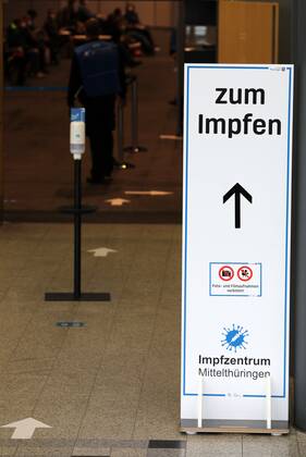 Erfurt - Eröffnung Impfzentrum 10.03.2021 , Erfurt, Messehalle, Impfzentrum Mittelthüringen, Eröffnung des Impfzentrums im Bild: Wegweiser zur Anmeldung im Impfzentrum