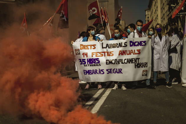 March 10, 2021, Barcelona, Catalonia, Spain: Catalan doctors shout slogans amid colored smoke as they protest for a 100% public health care system, equal pay, labor protection, early retirement, and a reduction of weekly, hours among other demands, during a strike in the Catalan public health care system Barcelona Spain - ZUMAo105 20210310_zap_o105_009 Copyright: xMatthiasxOesterlex