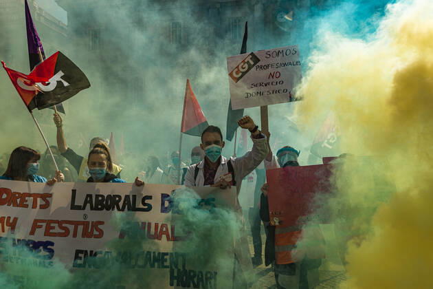 March 10, 2021, Barcelona, Catalonia, Spain: Catalan doctors shout slogans amid colored smoke as they protest for a 100% public health care system, equal pay, labor protection, early retirement, and a reduction of weekly, hours among other demands, during a strike in the Catalan public health care system Barcelona Spain - ZUMAo105 20210310_zap_o105_017 Copyright: xMatthiasxOesterlex