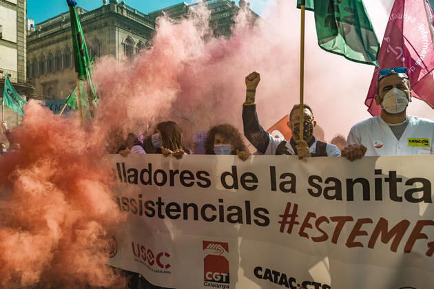 March 10, 2021, Barcelona, Catalonia, Spain: Catalan doctors shout slogans amid colored smoke as they protest for a 100% public health care system, equal pay, labor protection, early retirement, and a reduction of weekly, hours among other demands, during a strike in the Catalan public health care system Barcelona Spain - ZUMAo105 20210310_zap_o105_019 Copyright: xMatthiasxOesterlex