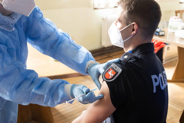 Niedersachsen, Hannover, 10.03.2021, Coronavirus - Impfstart bei der Polizeidirektion Hannover, es werden circa 25 Polizeibeschäftigte pro Stunde mit dem Corona-Impfstoff von AstraZeneca geimpft.geimpft werden Polizei- und Ordnungskräfte, die im Einsatz einem erhöhten Infektionsrisiko ausgesetzt sind, Symbolfoto, Impfung Covid-19 Vaccine, AstraZenica,