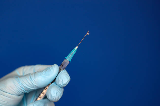 Niedersachsen, Hannover, 10.03.2021, Coronavirus - Impfstart bei der Polizeidirektion Hannover, es werden circa 25 Polizeibeschäftigte pro Stunde mit dem Corona-Impfstoff von AstraZeneca geimpft.geimpft werden Polizei- und Ordnungskräfte, die im Einsatz einem erhöhten Infektionsrisiko ausgesetzt sind, Symbolfoto, Impfung Covid-19 Vaccine, AstraZenica,
