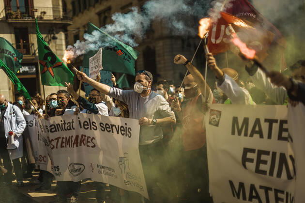 March 10, 2021, Barcelona, Catalonia, Spain: Catalan doctors shout slogans amid colored smoke as they protest for a 100% public health care system, equal pay, labor protection, early retirement, and a reduction of weekly, hours among other demands, during a strike in the Catalan public health care system Barcelona Spain - ZUMAo105 20210310_zap_o105_026 Copyright: xMatthiasxOesterlex