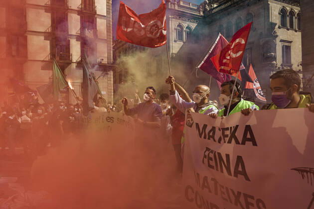 March 10, 2021, Barcelona, Catalonia, Spain: Catalan doctors shout slogans amid colored smoke as they protest for a 100% public health care system, equal pay, labor protection, early retirement, and a reduction of weekly, hours among other demands, during a strike in the Catalan public health care system Barcelona Spain - ZUMAo105 20210310_zap_o105_028 Copyright: xMatthiasxOesterlex