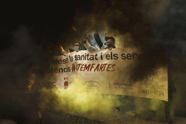 March 10, 2021, Barcelona, Catalonia, Spain: Catalan doctors shout slogans amid colored smoke as they protest for a 100% public health care system, equal pay, labor protection, early retirement, and a reduction of weekly, hours among other demands, during a strike in the Catalan public health care system Barcelona Spain - ZUMAo105 20210310_zap_o105_032 Copyright: xMatthiasxOesterlex