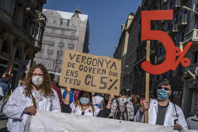 March 10, 2021, Barcelona, Catalonia, Spain: A protester at Via Laietana holding a placard denouncing the 5% of wages cut, during the demonstration..Under the slogan estemfartes (we are fed up), the Catalan Health Union Board, formed by minority unions, has mobilized health workers to a day of strike to denounce the physical fatigue of health professionals and salary cuts. Barcelona Spain - ZUMAs197 20210310_zaa_s197_148 Copyright: xPacoxFreirex