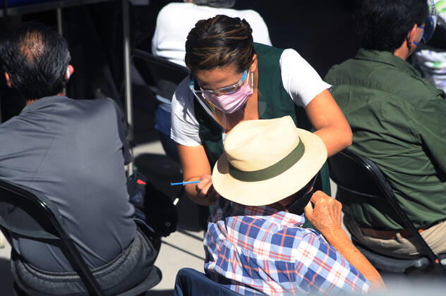 Mexico Increases Vaccination Against Covid-19 QUERETARO, MEXICO - MARCH 10: A nurse administrates a dose of Pfizer vaccine to a elderly, during a national vaccination program to immunize elderly over 60 years in a vaccine place located in La Canada, while the Mexican Government has ramps up vaccination against Covid-19. Have been applied more that 2.8 millions of dose in the country. On March 10, 2021 in Queretaro, Mexico Copyright: xFernandoxCamachox EYEPIXGROUP_FC_10032021_4713