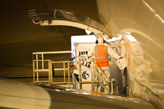 Personnel from Uruguay s Carrasco international airport work on the unloading of the plane that transported the first 50,000 doses of the vaccine, from the Pfizer laboratory to Montevideo, Uruguay, 10 March 2021. The first 50,000 anticovid doses from the US laboratory Pfizer arrived in Uruguay on Wednesday and, with this, the inoculation of health personnel from the South American country will begin to add to the more than 140,000 people already vaccinated. EFE Raul Martínez First 50,000 doses of Pfizer vaccines against covid-19 arrive in Uruguay !ACHTUNG: NUR REDAKTIONELLE NUTZUNG!  Copyright: xRAULxMARTINEZx AME1125 20210311-637510250856918499
