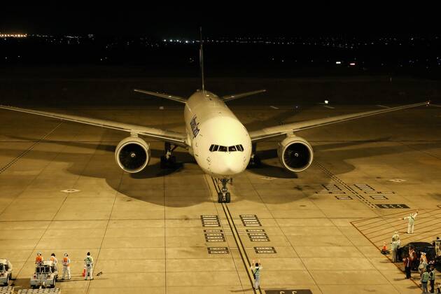 Personnel from Uruguay s Carrasco international airport work on the unloading of the plane that transported the first 50,000 doses of the vaccine, from the Pfizer laboratory to Montevideo, Uruguay, 10 March 2021. The first 50,000 anticovid doses from the US laboratory Pfizer arrived in Uruguay on Wednesday and, with this, the inoculation of health personnel from the South American country will begin to add to the more than 140,000 people already vaccinated. EFE Raul Martínez First 50,000 doses of Pfizer vaccines against covid-19 arrive in Uruguay !ACHTUNG: NUR REDAKTIONELLE NUTZUNG!  Copyright: xRAULxMARTINEZx AME1130 20210311-637510251484791728