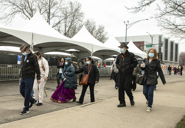 (210310) -- CHICAGO, March 10, 2021 -- People head to the entrance of a mass COVID-19 vaccination site at the United Center in Chicago, the United States, on March 10, 2021. The mass COVID-19 vaccination site started running at the arena on Tuesday. (Photo by Xinhua) U.S.-CHICAGO-MASS VACCINATION SITE-OPENING JoelxLerner 