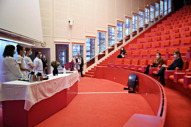 Statsminister Mette Frederiksen (S) og regionsraadsformand Sophie Haestorp Andersen (S) snakker med sygeplejeskerne Merete Dall, Silvia, Vibeke Gottlieb og Mohamad Said fra covid-19-afsnittet, da statsministeren besoeger Herlev Hospital torsdag den 11. marts 2021. Statsministeren skal paa sit besoeg snakke med medarbejdere fra Covid-19-afsnittet og fra intensiv-afsnittet samt have en rundvisning i Vurderings- og Podeklinikken.. , Herlev Denmark Copyright: PhilipxDavali PhilipxDavalix cop106 spdk20210311-133213-L