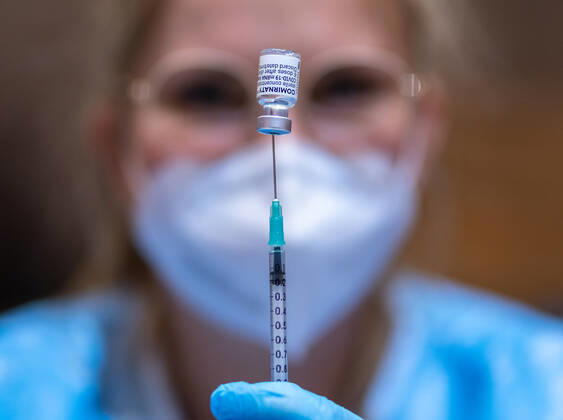 Schwaz 11.03.2021, Schwaz, AUT, Coronavirus in Österreich, Beginn Impfaktion Bezirk Schwaz, ab heute stehen 100.000 zusätzliche Impfdosen des Impfstoffs von BioNTech Pfizer zur Bekämpfung der Coronavirus-Pandemie zur Verfügung, im Bild Mitarbeiterin beim Aufziehen einer Spritze Employee drawing up a vaccination syringe during the start of the vaccination campaign in the Schwaz district. Starting today, 100,000 additional doses of BioNTech Pfizer s vaccine are available to fight the coronavirus pandemic. Schwaz, Austria on 2021 03 11.