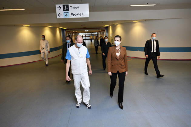 Statsminister Mette Frederiksen (S) i snak med portoer Michael Olsson, da hun besoeger Herlev Hospital torsdag den 11. marts 2021. Statsministeren skal snakke med medarbejdere fra Covid-19-afsnittet og fra intensiv-afsnittet samt have en rundvisning i Vurderings- og Podeklinikken.. , Herlev Denmark Copyright: PhilipxDavali PhilipxDavalix cop106 spdk20210311-133329-L