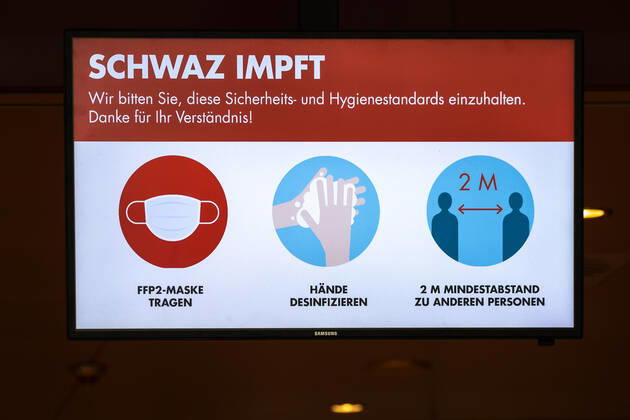 Schwaz 11.03.2021, Schwaz, AUT, Coronavirus in Österreich, Beginn Impfaktion Bezirk Schwaz, ab heute stehen 100.000 zusätzliche Impfdosen des Impfstoffs von BioNTech Pfizer zur Bekämpfung der Coronavirus-Pandemie zur Verfügung, im Bild Aufkleber Schwaz Impft Sticker Schwaz Vaccinates during the start of the vaccination campaign in the Schwaz district. Starting today, 100,000 additional doses of BioNTech Pfizer s vaccine are available to fight the coronavirus pandemic. Schwaz, Austria on 2021 03 11.