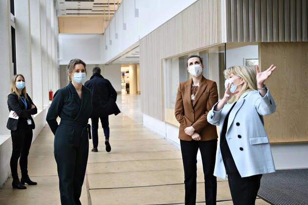 Statsminister Mette Frederiksen (S), regionsraadsformand Sophie Haestorp Andersen (S) og hospitalsdirektoer paa Herlev og Gentofte Hospital Anne Jastrup Okkels, da statsministeren besoeger Herlev Hospital torsdag den 11. marts 2021.. , Herlev Denmark Copyright: PhilipxDavali PhilipxDavalix cop106 spdk20210311-133418-L