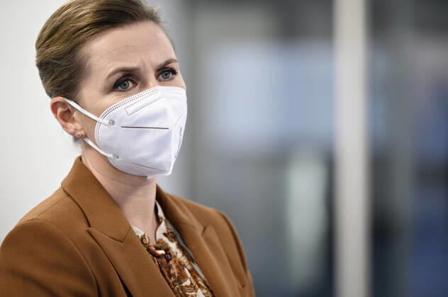 Statsminister Mette Frederiksen (S) snakker med sygeplejeskerne Susanne Stumpe og Susanne Jul samt overlaege Kasper Iversen under sin rundvisning paa Vurderings- og Podeklinikken, da statsministeren besoeger Herlev Hospital torsdag den 11. marts 2021. Statsministeren skal paa sit besoeg snakke med medarbejdere fra Covid-19-afsnittet og fra intensiv-afsnittet samt have en rundvisning i Vurderings- og Podeklinikken.. , Herlev Denmark Copyright: PhilipxDavali PhilipxDavalix cop106 spdk20210311-134412-L