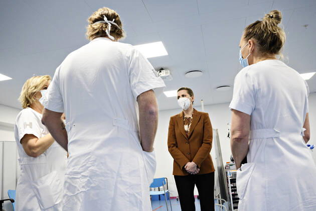 Statsminister Mette Frederiksen (S) snakker med sygeplejeskerne Susanne Stumpe og Susanne Jul samt overlaege Kasper Iversen under sin rundvisning paa Vurderings- og Podeklinikken, da statsministeren besoeger Herlev Hospital torsdag den 11. marts 2021. Statsministeren skal paa sit besoeg snakke med medarbejdere fra Covid-19-afsnittet og fra intensiv-afsnittet samt have en rundvisning i Vurderings- og Podeklinikken.. , Herlev Denmark Copyright: PhilipxDavali PhilipxDavalix cop106 spdk20210311-134602-L